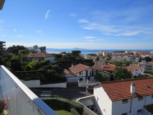 - une vue sur une ville avec des maisons et l'océan dans l'établissement Appartement 113m2, vue spectaculaire sur océan et monts d'Espagne, à Biarritz
