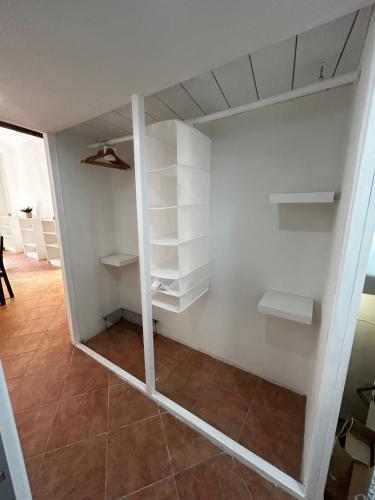 een kamer met witte planken en een tegelvloer bij LOFT IN MANNO in Cagliari