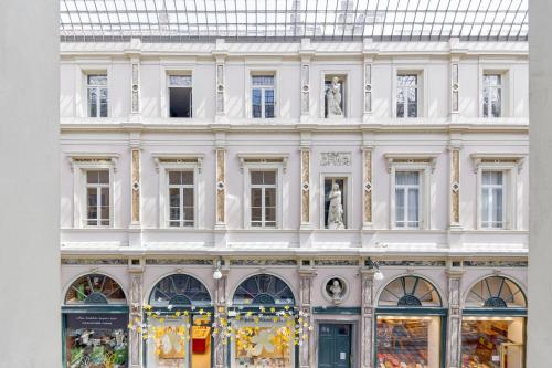 um grande edifício branco com estátuas em frente em Appartement dans l'hypercentre em Bruxelas