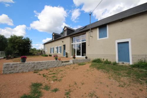 a house with a dirt yard in front of it at Gîte de Savenay in Aunay-en-Bazois