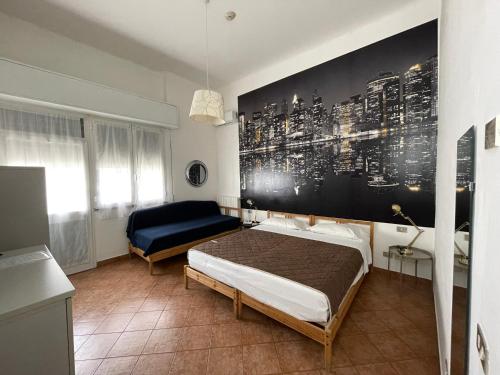 ミラノにあるミラノ カナル アパートメントのベッドルーム(ベッド1台、ソファ付)