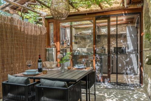 an outdoor dining area with a table and chairs at Luxury Country Retreat La Stallina in Londa