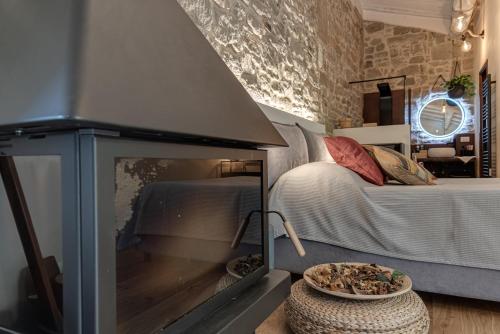 a room with a bed and a glass door with a bowl at Luxury Country Retreat La Stallina in Londa