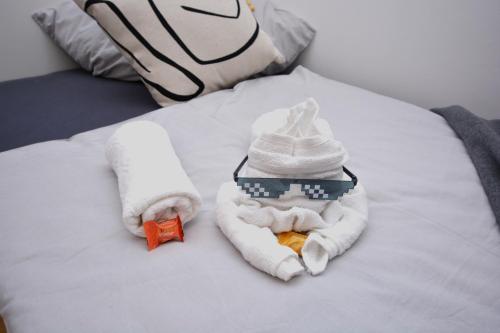 ein Bett mit Handtüchern und einem Spielzeug darauf in der Unterkunft ERH01-RI Flat in Herzogenaurach in Herzogenaurach