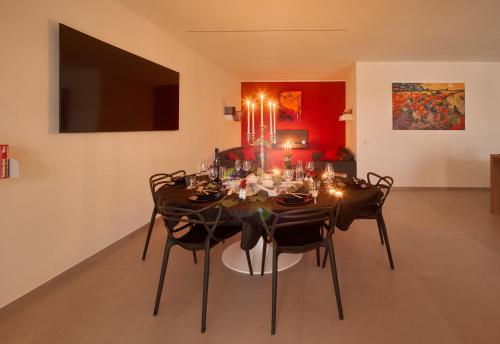 a dining room with a table and chairs with lights at Garden e Wellness LE VIGNE - relax e luxus in Tesimo