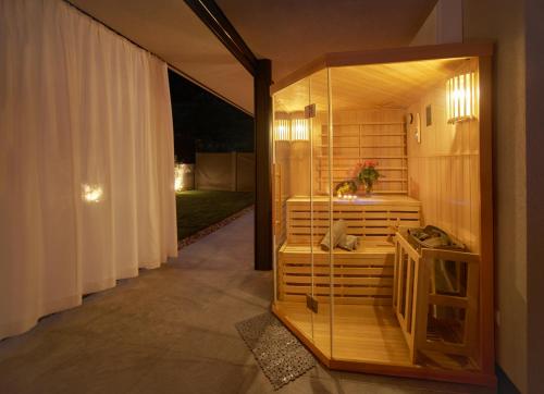 a room with a sauna in a building at Garden e Wellness LE VIGNE - relax e luxus in Tesimo