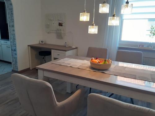 een keuken met een tafel en een fruitschaal bij Ferienwohnung in Trebur