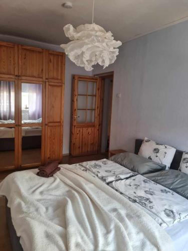 1 Schlafzimmer mit 2 Betten und einem Kronleuchter in der Unterkunft Jüri 43c - Margus rentals in Võru