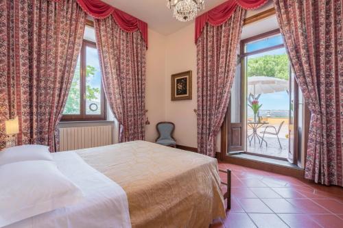 Ένα ή περισσότερα κρεβάτια σε δωμάτιο στο Villa Licia, Val D'orcia, Private Pool, Jacuzzi, Wifi