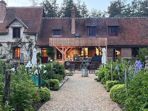 una casa con un jardín delante de ella en Loire Valley Lodges - Hotel en Esvres