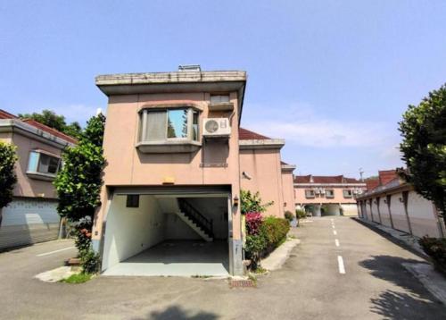 un edificio con garaje en un aparcamiento en Ai Yi Bao Motel en Toufen