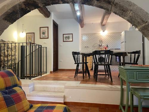 - un salon avec une table et des chaises dans une maison dans l'établissement Terra della Baronia, à Santo Stefano di Sessanio