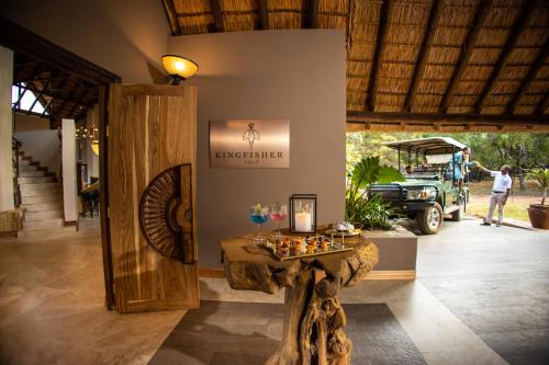 Un lugar para sentarse en Kingfisher Villa in Mabula Game Reserve