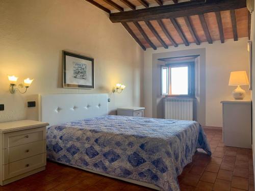 Un dormitorio con una cama grande y una ventana en Caratteristico appartamento nel borgo medievale en Castiglione della Pescaia