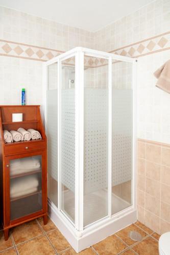 a glass shower in a bathroom with a toilet at Los olivares de Rober in Polán