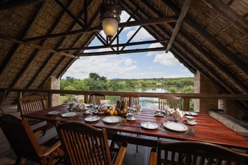 Restaurant o un lloc per menjar a Kingfisher Villa in Mabula Game Reserve