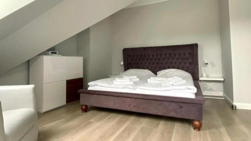 コウォブジェクにあるApartamenty Sun & Snow Rezydencja Kapitańskaのベッドルーム1室(白いシーツが備わるベッド1台付)
