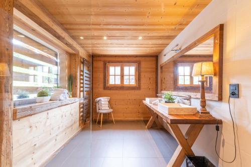 une salle de bain avec deux lavabos et un miroir dans l'établissement Chalet Victoria - Magnifique chalet avec piscine privée, à Saint-Gervais-les-Bains