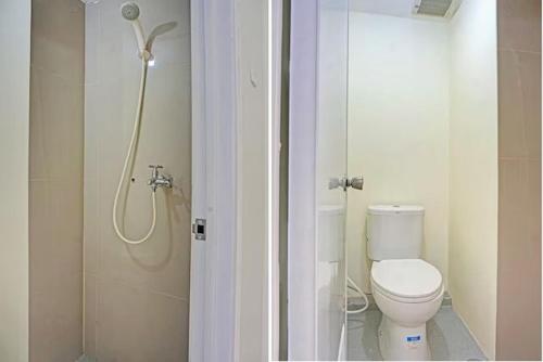 La salle de bains blanche est pourvue d'une douche et de toilettes. dans l'établissement Apartment Bogorienze, à Bogor