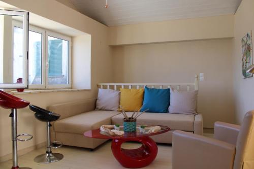 ein Wohnzimmer mit einem Sofa und einem Tisch in der Unterkunft Artistic Sea View House in Korfu-Stadt