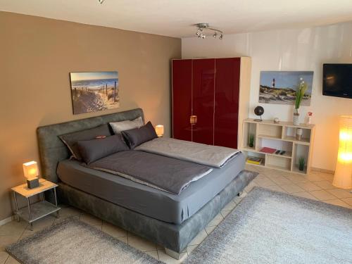 洪堡的住宿－Ferienwohnung Sabine，一间卧室配有一张床和一个红色橱柜
