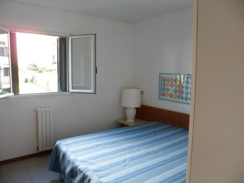 a bedroom with a bed and a window at Appartamento 109 - Multiproprietà I Boboli BC in Punta Ala