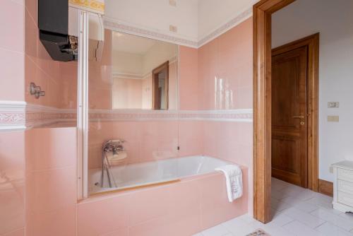 Ένα μπάνιο στο Villa Licia, Val D'orcia, Private Pool, Jacuzzi, Wifi