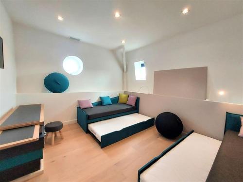 - un salon avec un canapé et une table dans l'établissement Maison du Cours d'eau à Sarlat avec SPA, à Sarlat-la-Canéda
