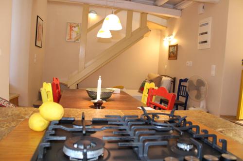 Ruang duduk di Artistic Sea View House