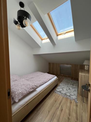 - une chambre avec un lit et une fenêtre dans l'établissement Apartament Tarnów Klimeckiego 11, à Tarnów