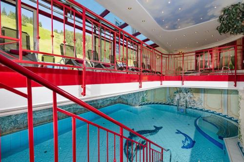 a large indoor swimming pool in a building at Hotel Zauchenseehof in Zauchensee