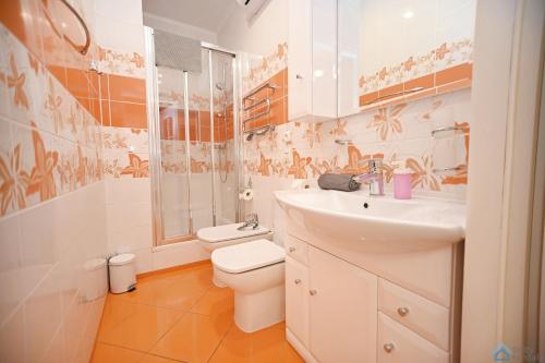 Ванна кімната в Orange by 3City Rentals