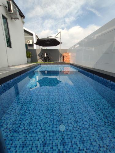 Swimming pool sa o malapit sa Free Disney Hotstar Private Pool Lotus Homestay Alor Setar for MUSLlM