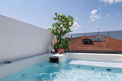una piscina al lado de un edificio en Evitel Luxury Living, en Chaniotis