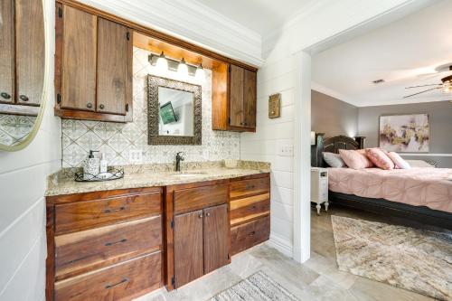 Ένα ή περισσότερα κρεβάτια σε δωμάτιο στο Broken Bow Vacation Rental with Pool and Hot Tub!