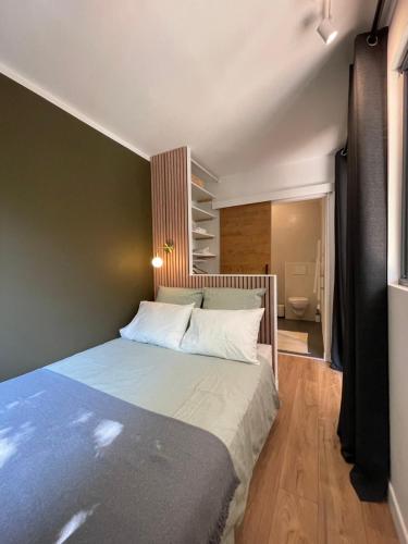 1 dormitorio con 1 cama y baño en Lille Saint Maur, en La Madeleine