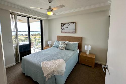 黃金海岸的住宿－Ocean View Apartment at the heart of Gold Coast，一间卧室设有一张床和一个美景窗户。