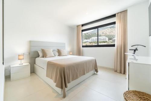 En eller flere senge i et værelse på HigueronRentals Majestic Alboran