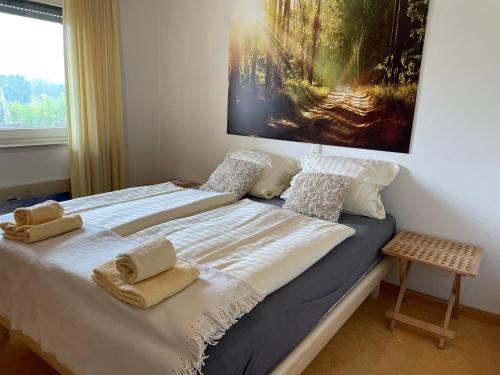 - une chambre avec un grand lit orné d'une peinture murale dans l'établissement Apartment Haus Aktiv Garten, à Winterberg