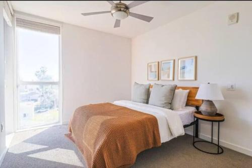 Tempat tidur dalam kamar di Trendy and Luxury 2BDR and 2BTH in Hollywood