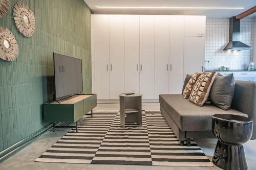 una sala de estar con un sofá y una mesa en Balcon del Centro - BIGLIVING, en Vigo