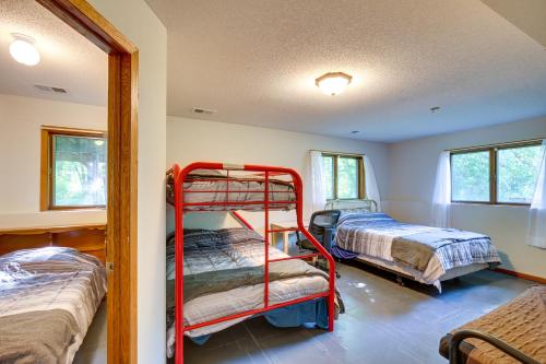 2 literas en una habitación con 2 camas en Faribault Home with Deck Near Cedar Lake Boat Ramp!, en Faribault