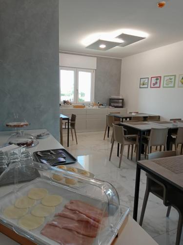 eine Küche mit einem Tisch mit Essen auf einer Theke in der Unterkunft Casto Bed & Breakfast in Casarano