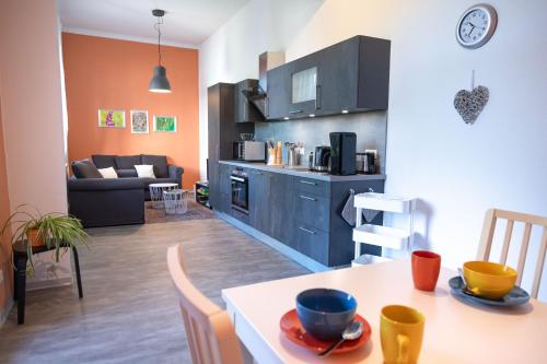 Η κουζίνα ή μικρή κουζίνα στο Moderne Ferienwohnung in alter Villa