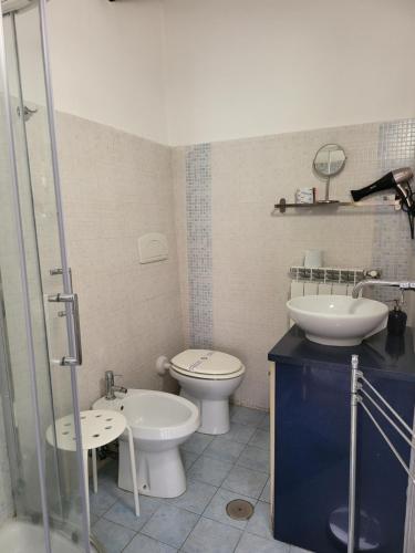 W łazience znajduje się toaleta, umywalka i prysznic. w obiekcie b&b Vallone del grano w mieście Rossano