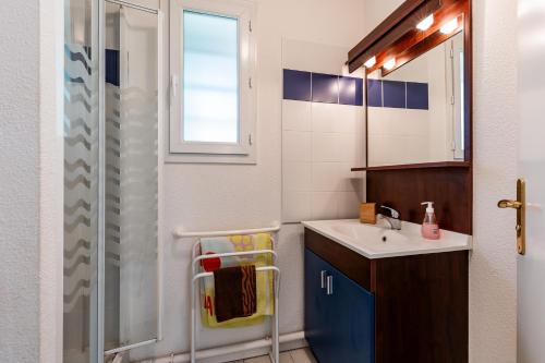 a bathroom with a sink and a shower at Marina de Talaris, Lacanau, villa in Lacanau