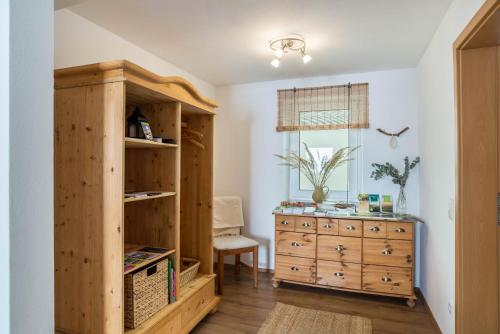 um quarto com um armário de madeira e uma cómoda em Pfälzerwald Idyll 