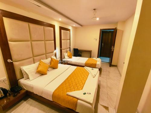 two beds in a hotel room with two bedsvisor at Apex Hotel in Mumbai