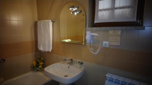 a bathroom with a sink and a mirror and a tub at Agroturismo Quinta Dom José in Vila Verde