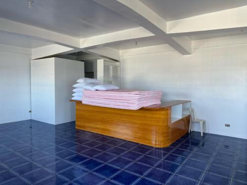 een kamer met een bureau en handdoeken bij Puraran Surf Beach Resort in Baras